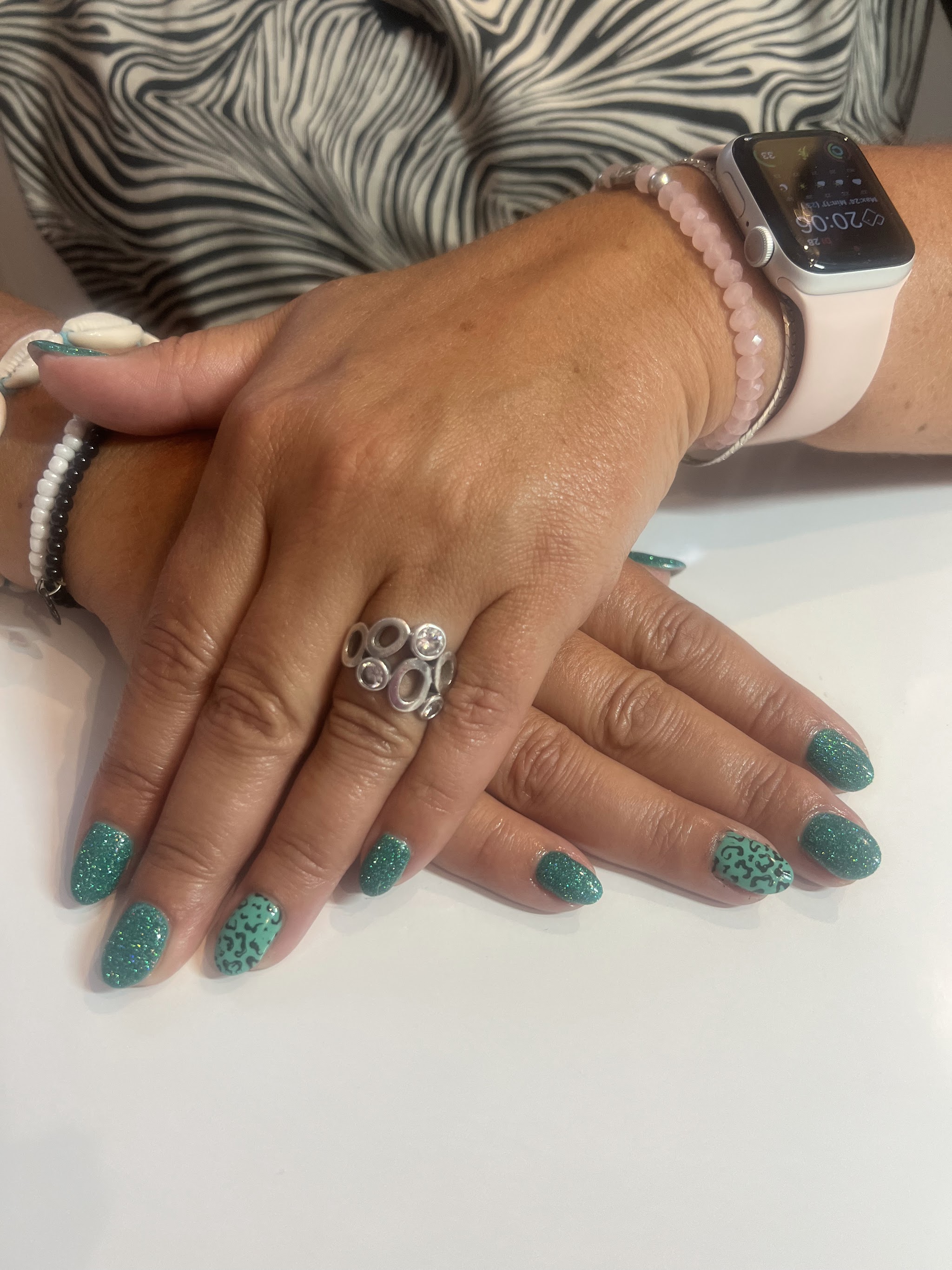 Turquoise nagels met luipaardprint