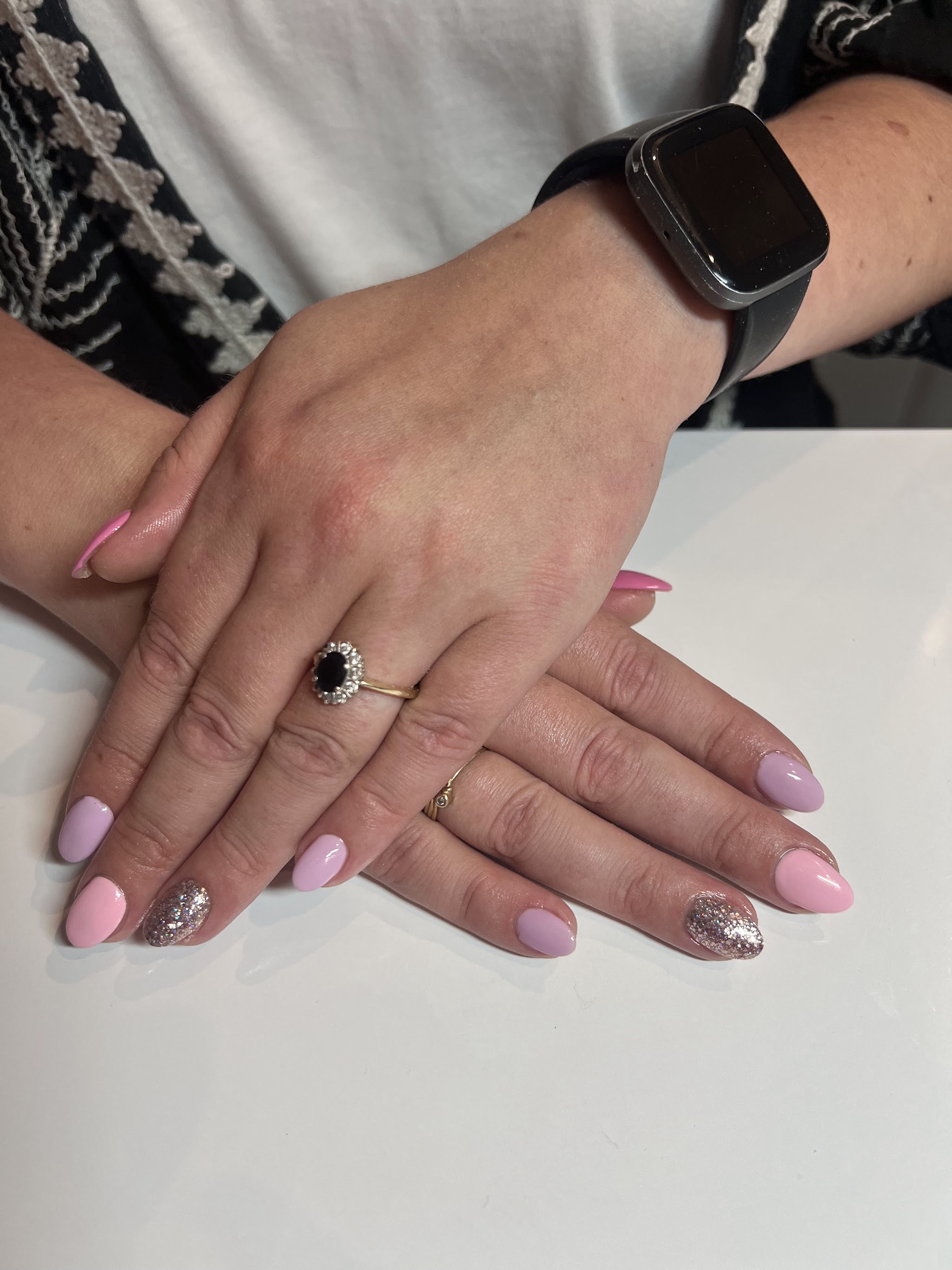 Lila nagels met glitteraccent