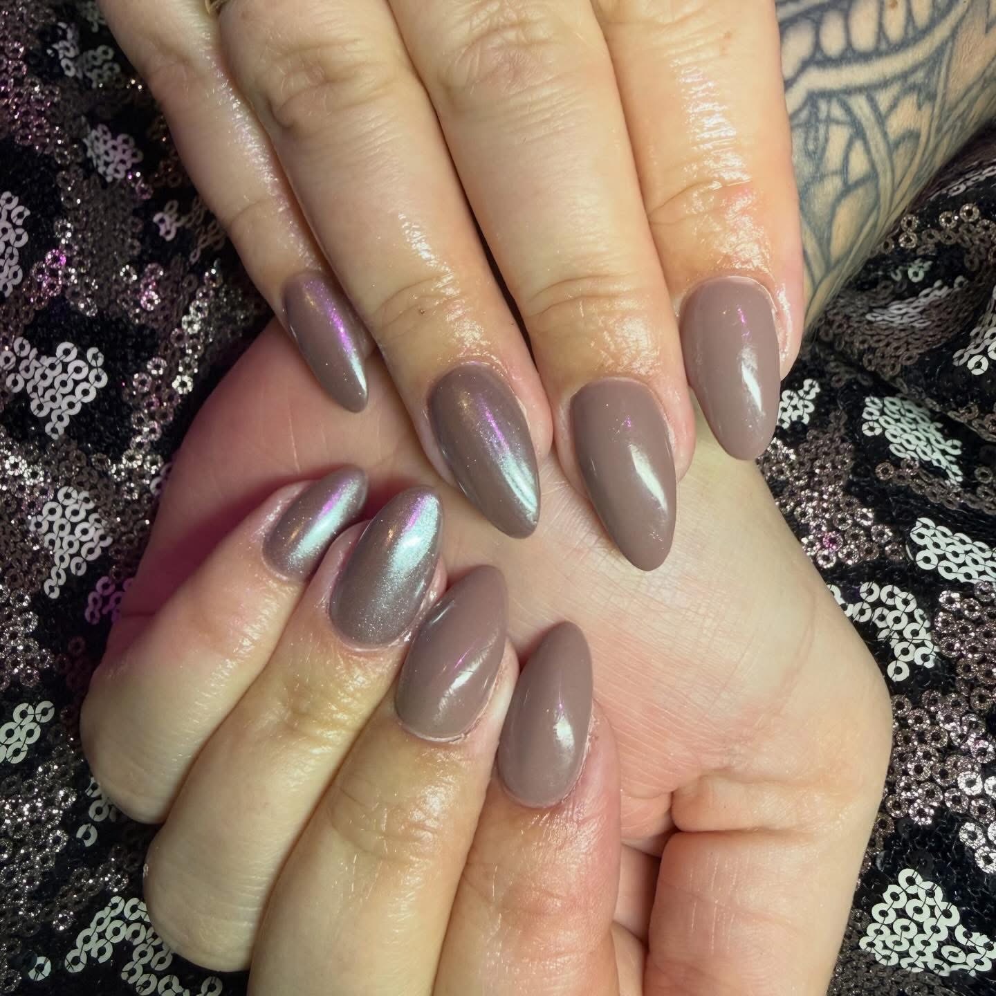 Taupe chrome amandelnagels