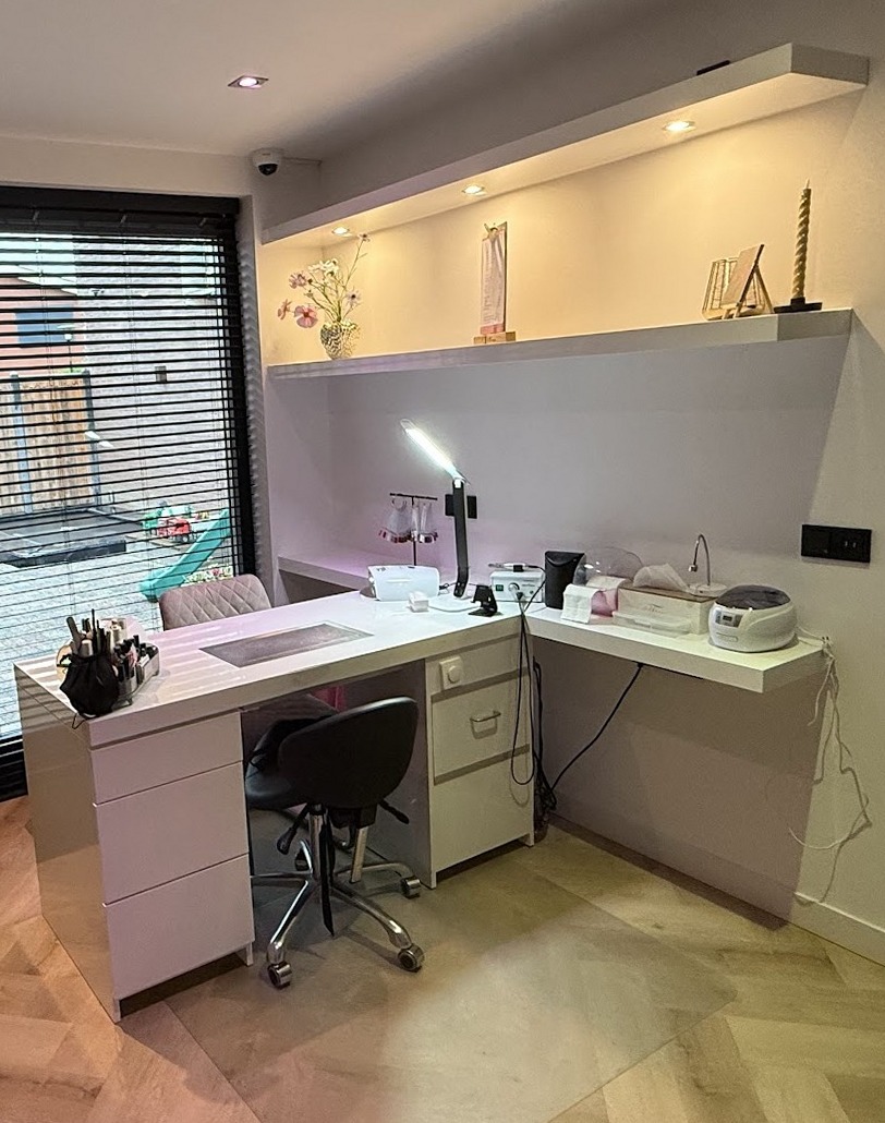 De werktafel bij het raam in de studio van Salon 90