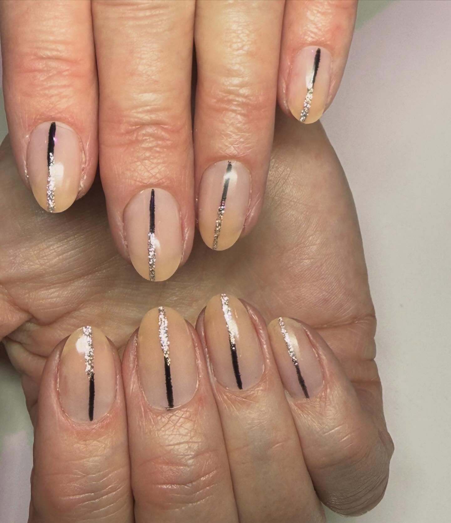 Nude nagels met dunne zwarte en zilveren lijntjes