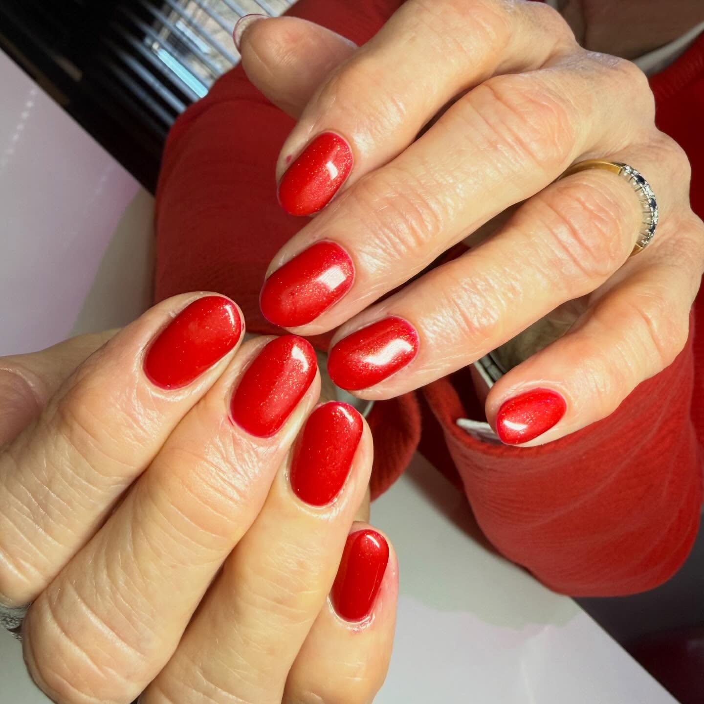 Hoogglans rode nagels, gelakt bij Salon 90
