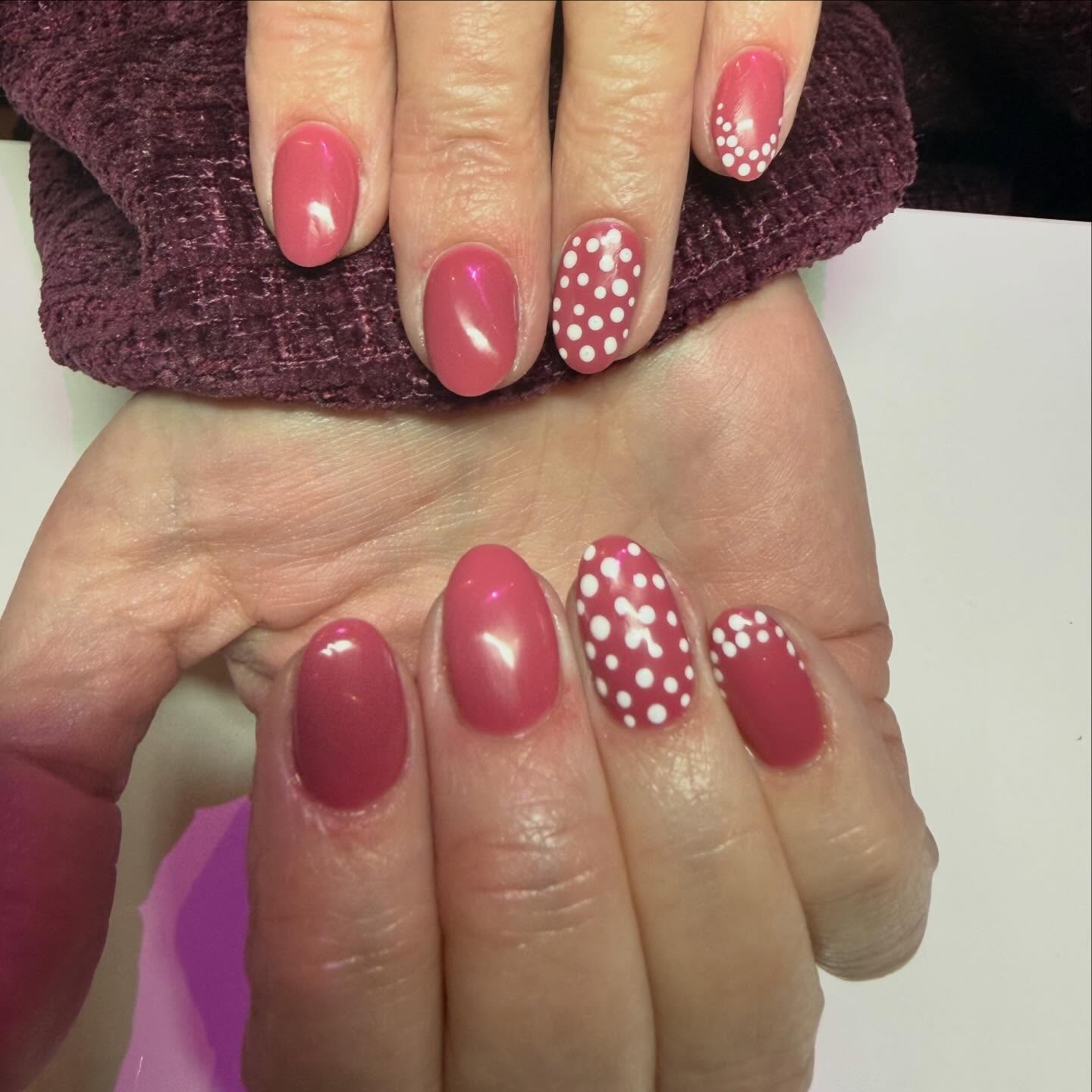 Roze nagels met witte stippen