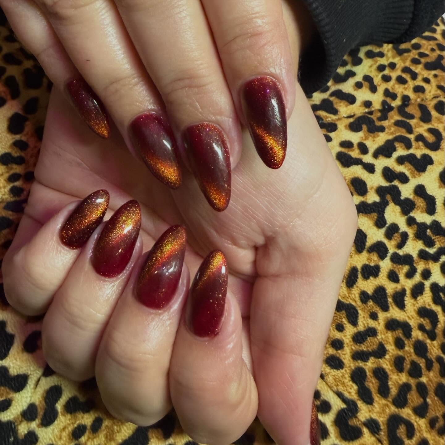 Bordeaux cat-eye amandelnagels